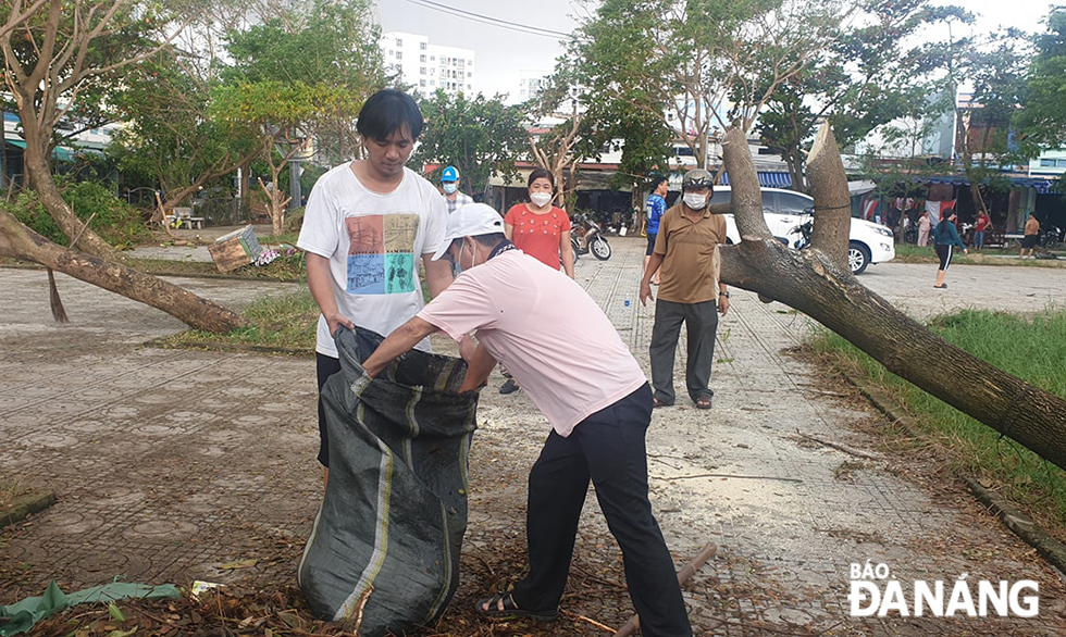  Residents in Nai Hien Dong Ward, Son Tra tidying up on the weekend