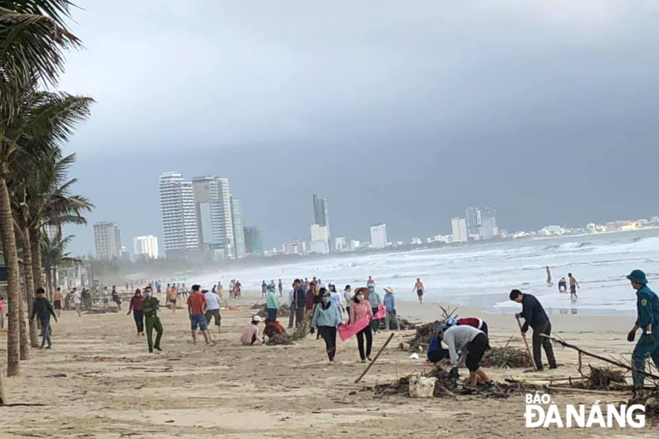 Residents from Phuoc My Ward joining the cleanup campaign on Sunday morning