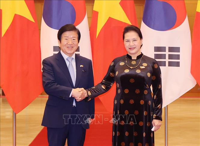 Chủ tịch Quốc hội Nguyễn Thị Kim Ngân và Chủ tịch Quốc hội Hàn Quốc Park Byeong - Seug tại Lễ đón chính thức. Ảnh: Trọng Đức/TTXVN