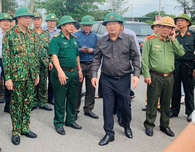 Phó Thủ tướng Chính phủ Trịnh Đình Dũng (thứ hai, phải sang) kiểm tra công tác phòng, chống cơn bão số 9 tại âu thuyền và cảng cá Thọ Quang.