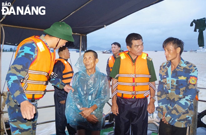 Cán bộ, chiến sĩ Hải đội 2, Bộ đội Biên phòng thành phố thăm hỏi, động viên ngư dân tàu ĐNa 91066 TS sau khi tàu gặp nạn. Ảnh: Bá Vĩnh	