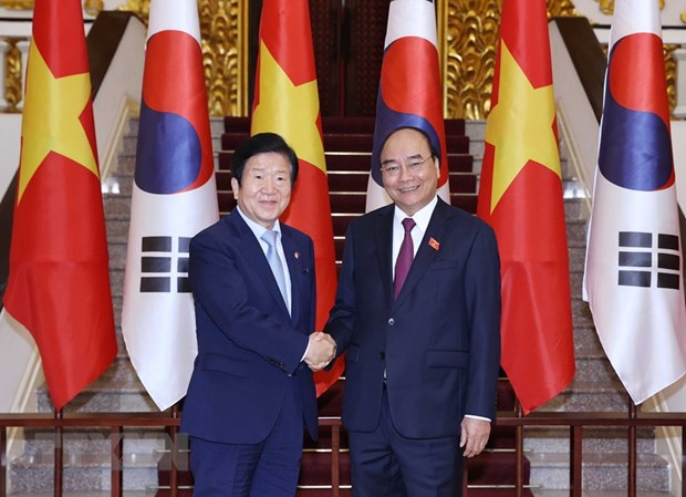 Prime Minister Nguyen Xuan Phuc (R) and Speaker of the RoK National Assembly Park Byeong-Seug (Photo: VNA) 