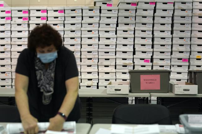 Nhân viên bầu cử chuẩn bị phiếu bầu qua thư trong mùa bầu cử 2020 trước khi kiểm đếm tại Linden, bang New Jersey. Ảnh: AP