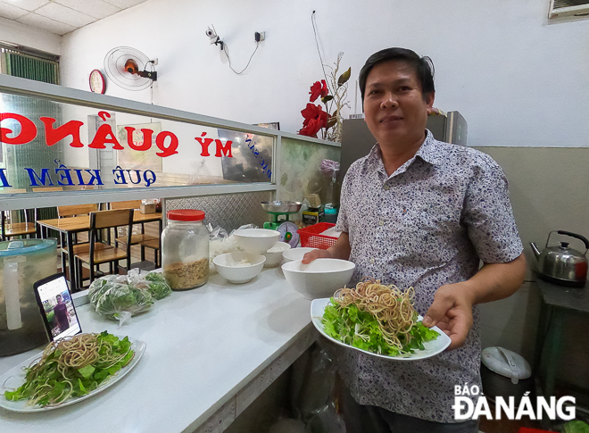 Mr Nguyen Xuan Anh, the owner of Kiem ‘my Quang’ eatery at 135 Huynh Thuc Khang, introducing the dish to his customers