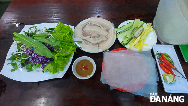 ‘banh trang cuon thit heo’ (belly pork and vegetables wrapped in soft rice paper) offered at 124 Huynh Thuc Khang