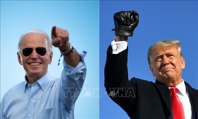 Tổng thống Mỹ đương nhiệm Donald Trump (phải) trong cuộc vận động tranh cử tại Green Bay, bang Wisconsin ngày 30/10/2020 và ứng viên Tổng thống đảng Dân chủ Joe Biden trong cuộc vận động tranh cử ở Coconut Creek, bang Florida, ngày 29/10. Ảnh: AFP/TTXVN