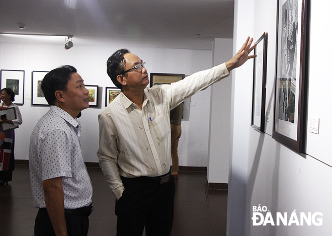 Triển lãm Đồ họa Đà Nẵng 2020 thu hút đông đảo công chúng, người yêu mỹ thuật đến tham quan. Ảnh: XUÂN DŨNG