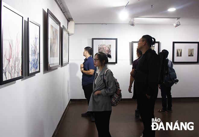 Triển lãm sẽ trưng bày, giới thiệu gần 60 tác phẩm đồ họa của 18 họa sĩ Đà Nẵng và một số họa sĩ đến từ Hà Nội, Thừa Thiên - Huế, Quảng Nam. Trong ảnh: Người dân tham quan triển lãm. Ảnh: XUÂN DŨNG
