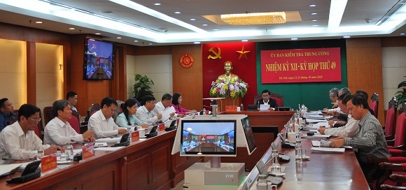 Đồng chí Trần Cẩm Tú, Bí thư Trung ương Đảng, Chủ nhiệm Ủy ban Kiểm tra Trung ương chủ trì Kỳ họp.