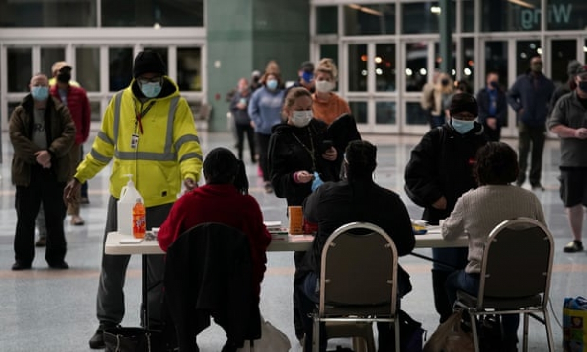 Cử tri đến bỏ phiếu tại Trung tâm Triển lãm Kentucky. Ảnh: Reuters.