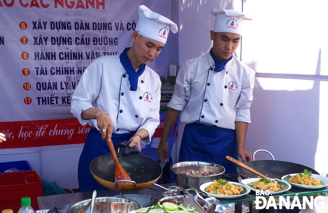 Học viên Trường Trung cấp chuyên nghiệp Ý Việt thực hành nghề nấu ăn.               Ảnh: THANH VÂN