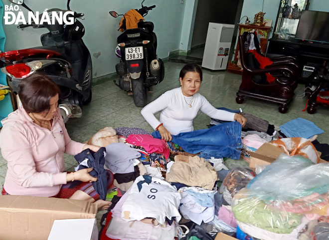 Hội viên Hội Liên hiệp Phụ nữ phường Thọ Quang phân loại quần áo cũ ủng hộ đồng bào vùng lũ lụt.			                    Ảnh: THANH TÌNH