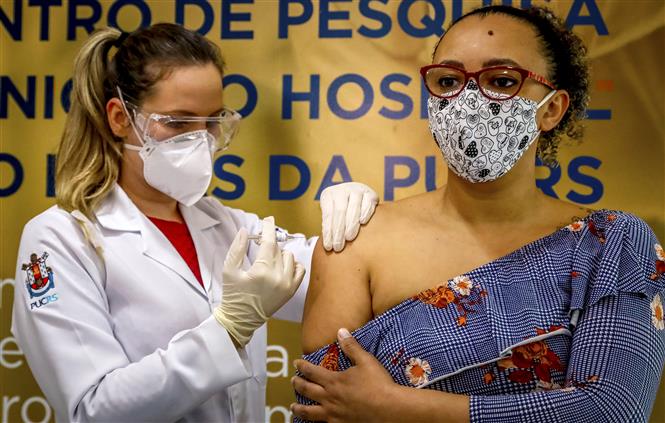 Nhân viên y tế tiêm vaccine ngừa COVID-19 cho tình nguyện viên tại Porto Alegre, Brazil, ngày 8/8/2020. Ảnh: AFP/TTXVN