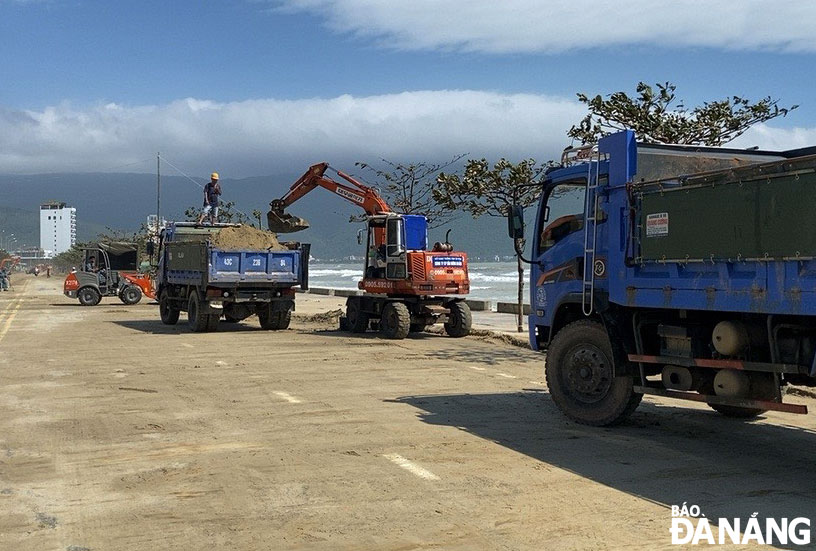 Crews clearing sand on the Hoang Sa - Vo Nguyen Giap coastal route