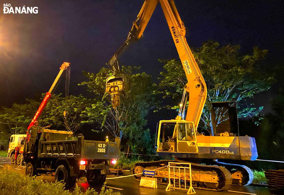 The reinforcement of larsen piles for safety of the public for the Ba Na-Suoi Mo route, Hoa Vang District, is underway