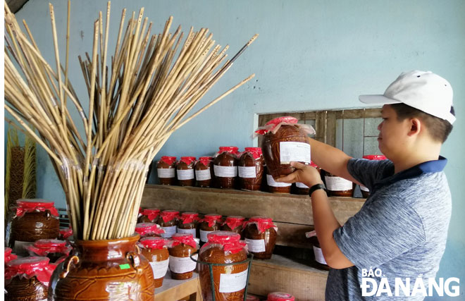 Tourists learning about wine products made in Phu Tuc village, Hoa Phu Dommune, Hoa Vang District.