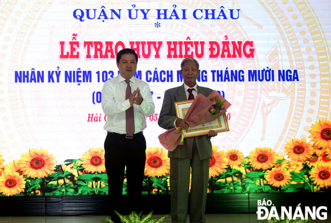 Phó Bí thư Thành ủy, Bí thư Quận ủy Hải Châu Lương Nguyễn Minh Triết (trái) trao Huy hiệu Đảng cho đảng viên đủ tiêu chuẩn. Ảnh: T. HUY	