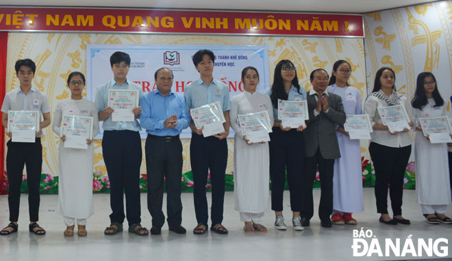 Nguyễn Thị Thanh Châu (thứ 2, phải sang) nhận học bổng “STF – Phạm Phú Thứ” năm học 2020-2021. Ảnh: LÊ VĂN THƠM	