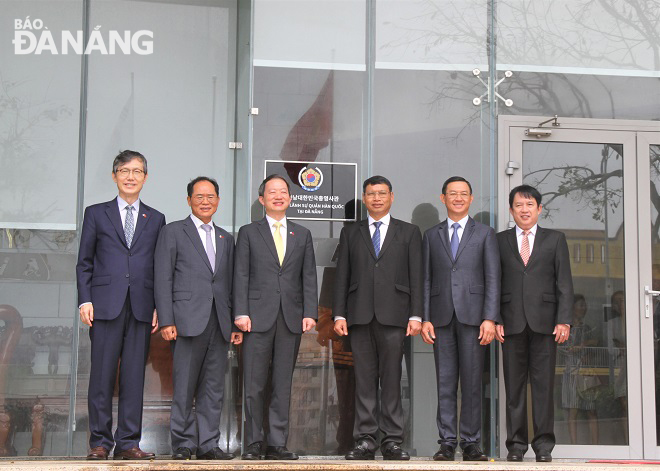 Phó Chủ tịch UBND thành phố Hồ Kỳ Minh (thứ 3, phải sang) chụp ảnh lưu niệm cùng các đại biểu tại trụ sở Tổng Lãnh sự quán Hàn Quốc tại Đà Nẵng. Ảnh: LAM PHƯƠNG