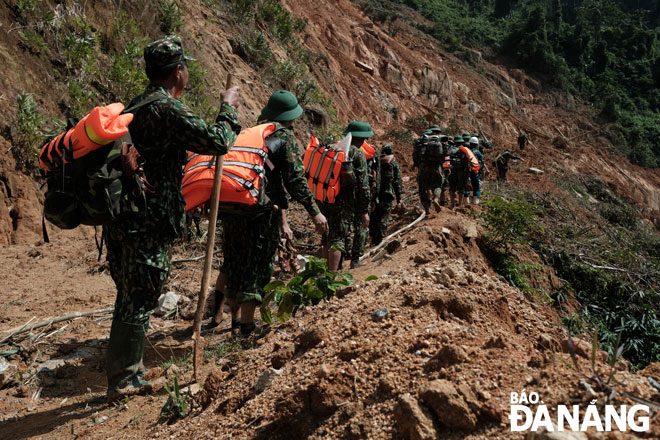 Lực lượng quân đội băng rừng vào xã Phước Lộc (huyện Phước Sơn, tỉnh Quảng Nam) tìm người mất tích do sạt lở đất.Ảnh: TẤN LỰC