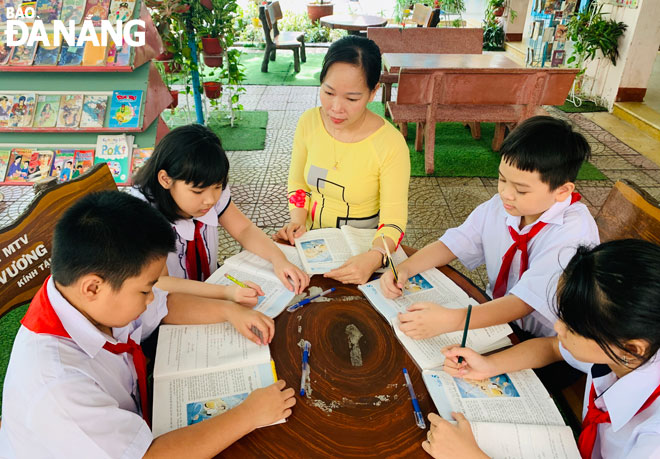 Một giờ học tăng cường cho các học sinh của cô Vũ Thị Huế, Trường tiểu học Trần Quốc Toản (quận Sơn Trà). Ảnh: Q.T	