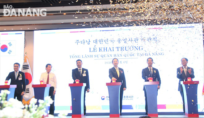 Invited guests together pressing buttons to officially open the South Korean Consulate General in Da Nang