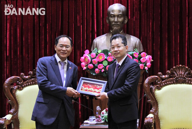 Party Committee Secretary Nguyen Van Quang warmly receiving Ambassador Extraordinary and Plenipotentiary of South Korea to Viet Nam Park Noh-wan