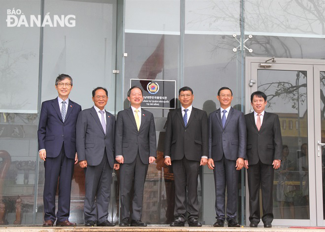 Da Nang People's Committee Vice Chairman Ho Ky Minh (3rd, right)  and other invited guests at the headquarters of the Korean Consulate General in Da Nang