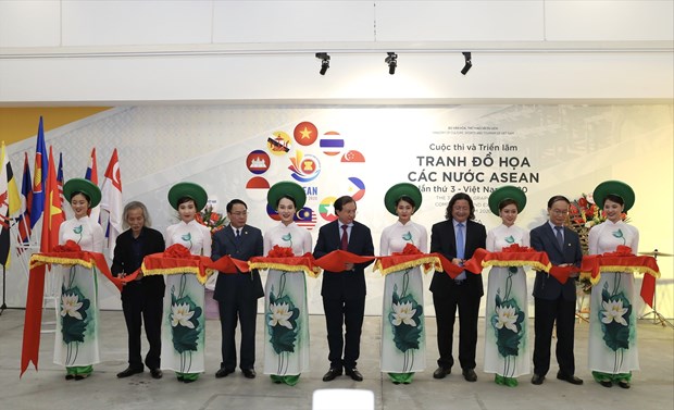 Delegates cut the ribbon to open the exhibition on November 6 (Photo: VNA)