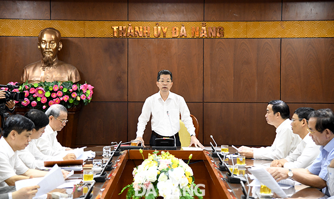 Bí thư Thành ủy Nguyễn Văn Quảng chủ trì cuộc họp. Ảnh: ĐẶNG NỞ