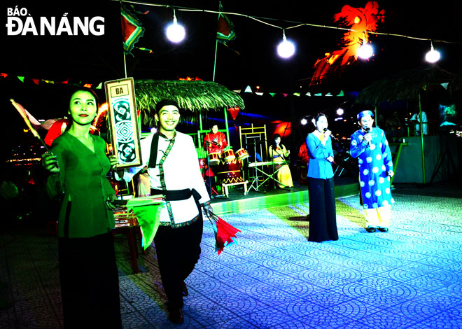 A ‘bai choi’’(singing while acting as playing cards) performance at the eastern end of the Rong (Dragon) Bridge captured in June