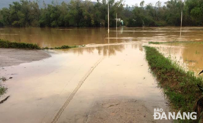 A flooded road in Dai Nghia Commune, Dai Loc District, Quang Nam Province, downstream of the Vu Gia river on Saturday morning