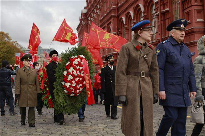 Đoàn đại biểu mang theo vòng hoa viếng lãnh tụ Vladimir Ilich Lenin nhân dịp kỷ niệm 103 năm Cách mạng Tháng Mười. Ảnh: Duy Trinh/Pv TTXVN tại Nga Chú thích ảnh Đoàn người vào Lăng viếng lãnh tụ phong trào cộng sản quốc tế Vladimir Ilich Lenin. Ảnh: Duy Trinh/Pv TTXVN tại Nga