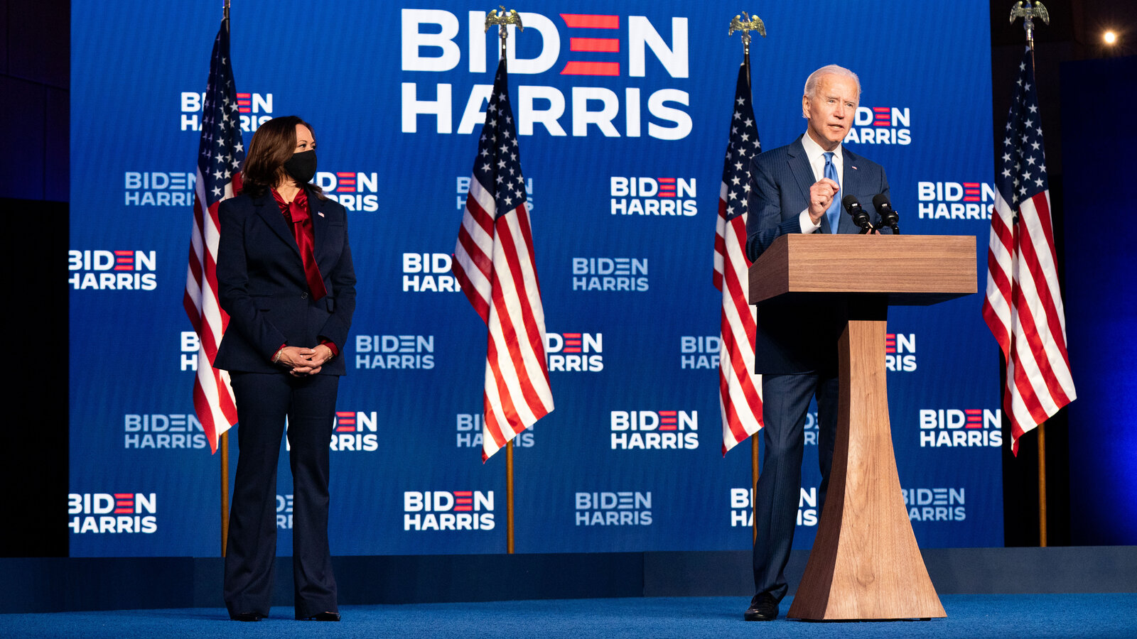 Ông Joe Biden bà Kamala Harris phát biểu trước người ủng hộ. Ảnh: New York Times