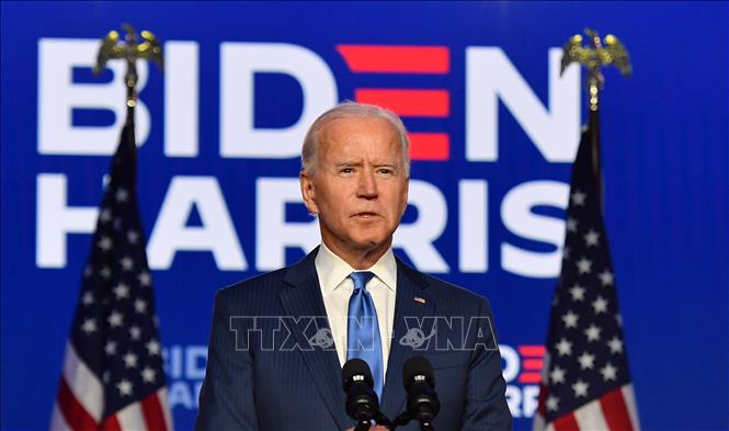Ứng viên Tổng thống Mỹ của đảng Dân chủ Joe Biden (phải) phát biểu sau Ngày Bầu cử tại Wilmington, Delaware, ngày 6/11/2020. Ảnh: AFP/TTXVN