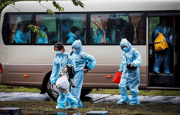 People returned from pandemic-hit areas are taken to a quarantine facility (Photo: VNA) 