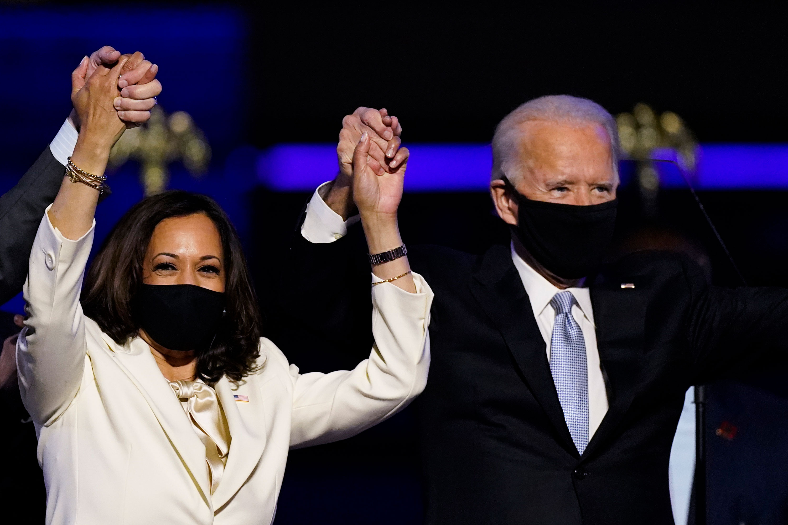 Ông Joe Biden và bà Kamala Harris có bài phát biểu tuyên bố chiến thắng ở thành phố Wilmington, bang Delaware tối 7-11 (sáng 8-11, giờ Việt Nam). Ảnh: AP	