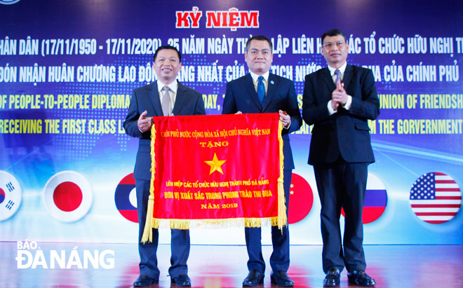 Vice Chairman Minh (right) presenting an Emulation Flag 2019 from Prime Minister to DAFO’s leaders in recognition of its significant efforts for the city’s progress