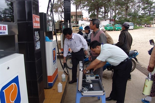 A petrol pump is being checked. Standards should not be considered barriers to export but the pressure to push enterprises forward in innovation and growth. (Photo: baochinhphu.vn)