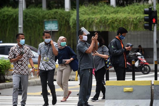 Người dân đeo khẩu trang phòng lây nhiễm COVID-19 tại Jakarta, Indonesia, ngày 2/11/2020. Ảnh: THX/ TTXVN