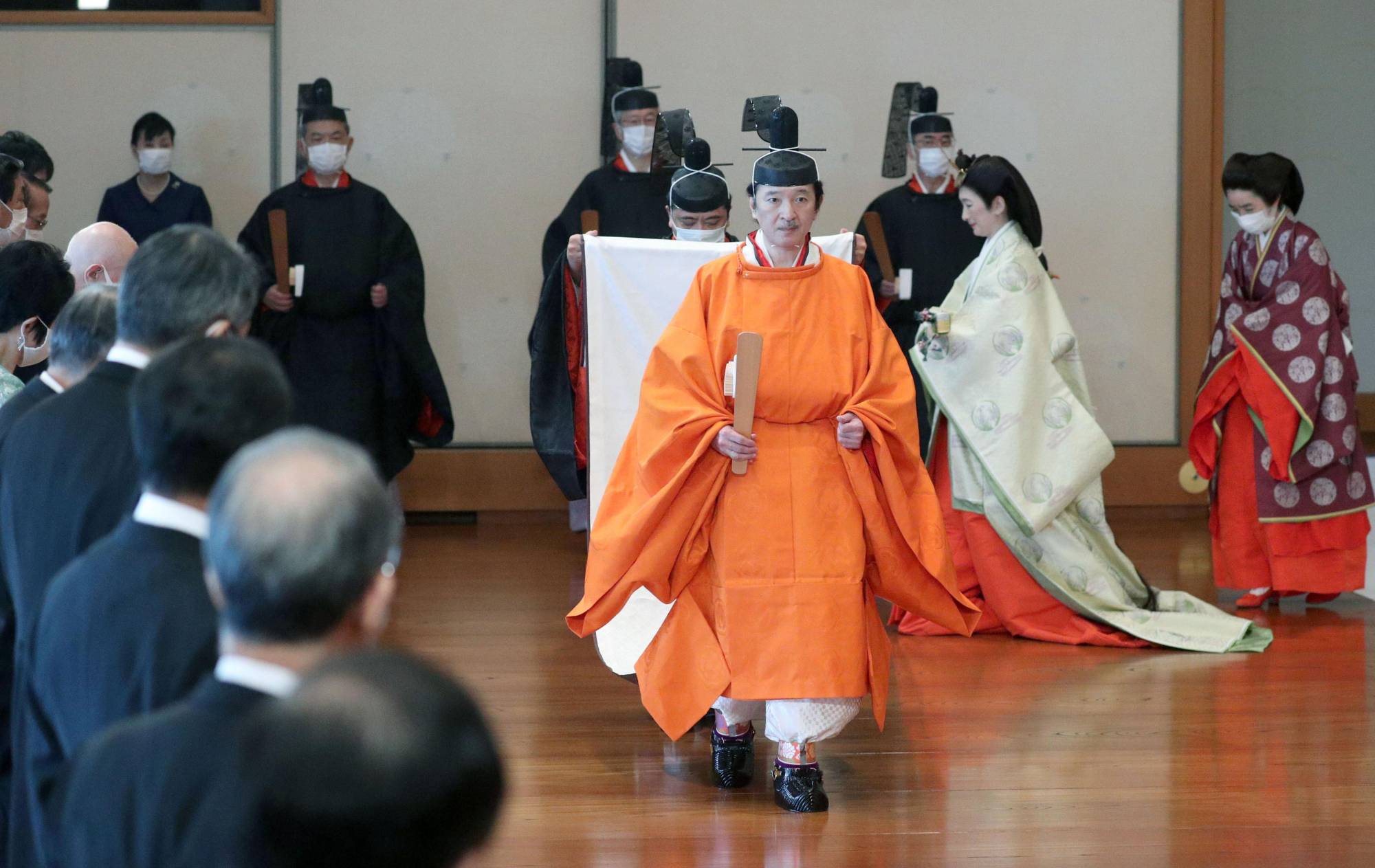 Thái tử Akishino (áo cam) tham dự lễ sắc phong. Ảnh: Kyodo