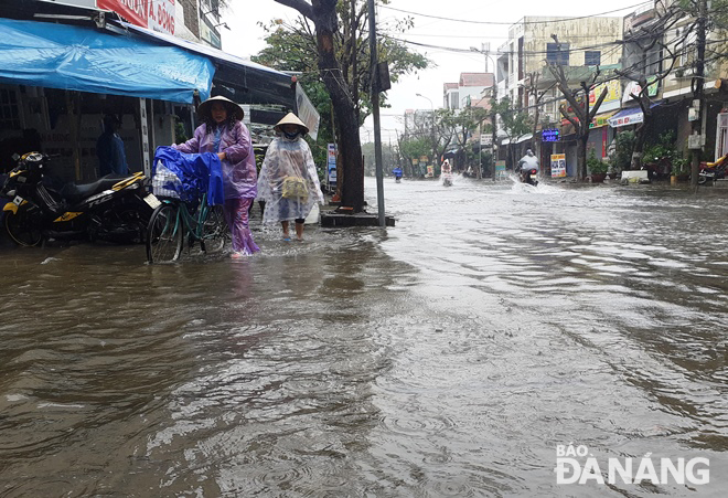 mưa to gây ngập đường Tô Tấn Trung (quận Sơn Trà) trong sáng 10-11. Ảnh: HOÀNG HIỆP