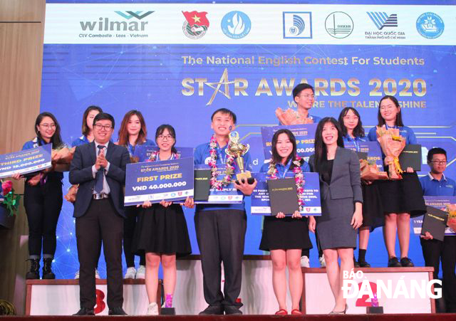 The Da Nang team receiving first prize in the awards ceremony 