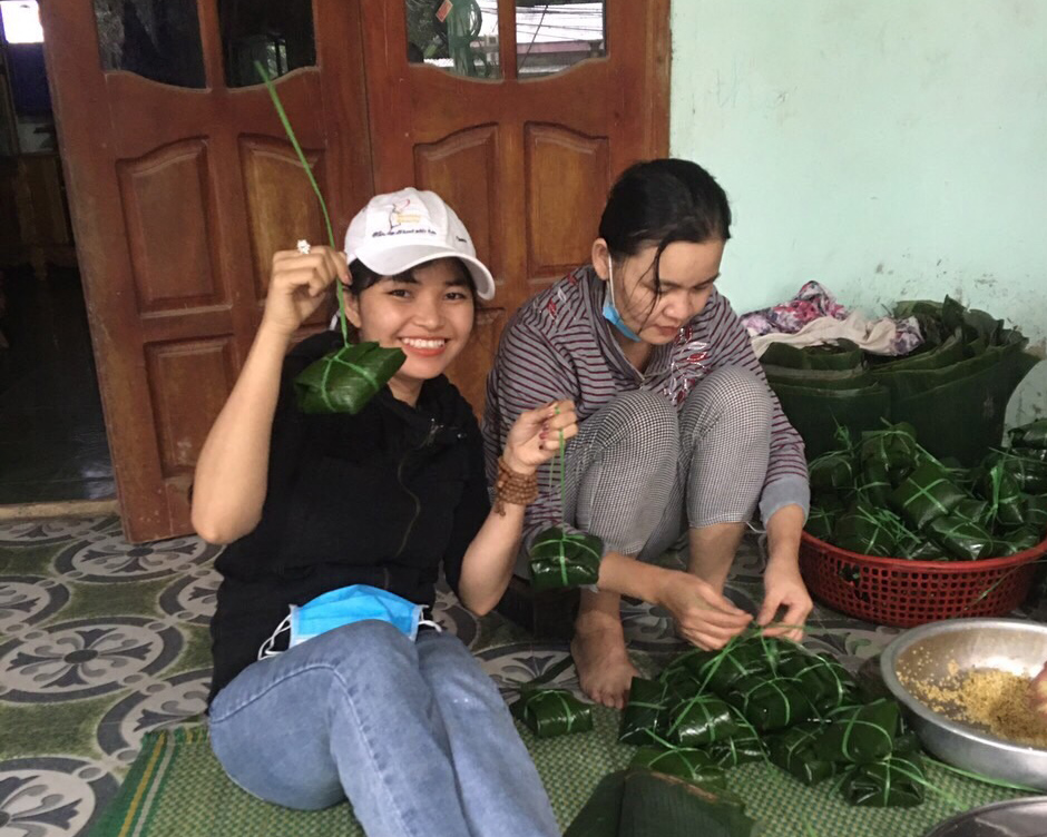 Hội viên phụ nữ thôn Thái Lai, xã Hòa Nhơn, huyện Hòa Vang gói bánh để gửi tặng người dân Quảng Bình. 	  	                (Ảnh do Chi hội cung cấp)