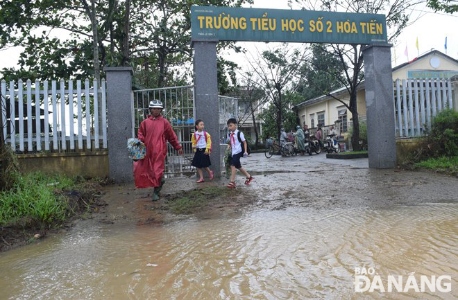 Điểm trường thôn Lệ Sơn 2 (xã Hòa Tiến, huyện Hòa Vang) cho học sinh nghỉ học trong sáng 11-11 vì lũ đã dâng lên ngập trước cổng trường. Ảnh: HOÀNG HIỆP