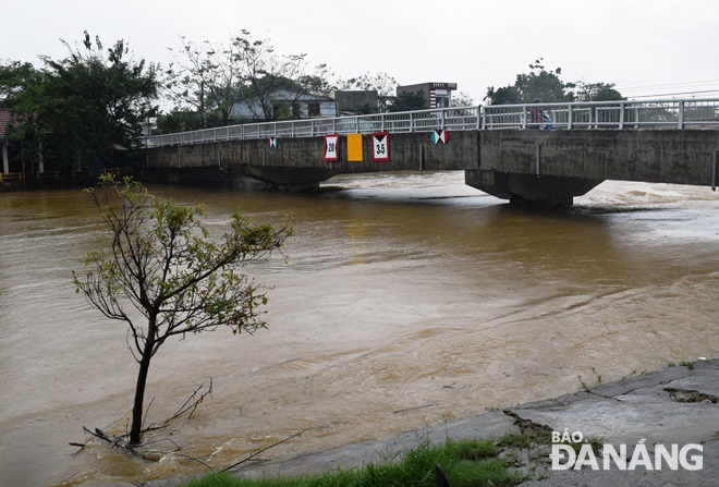 The water level of the Tuy Loan River rising at rapid pace