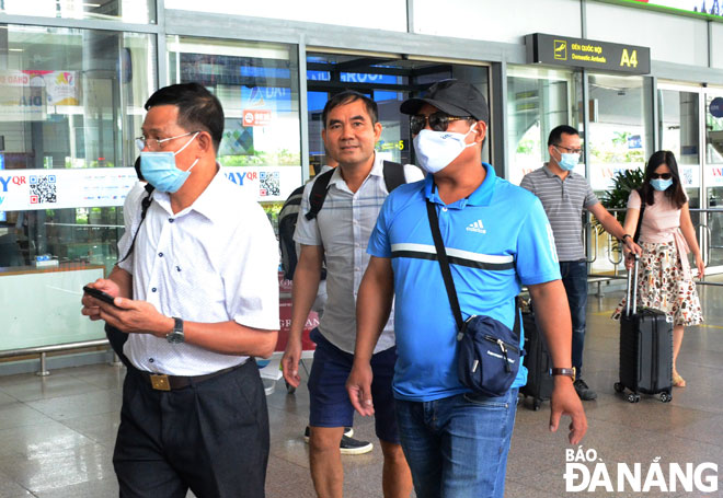A group of visitors from Ha Noi arriving in Da Nang for a year-end event