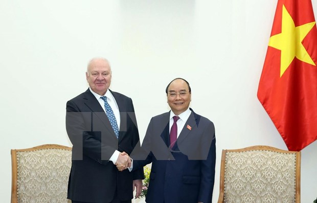 Prime Minister Nguyen Xuan Phuc (R) meets with Russia Ambassador to Vietnam Konstantin Vnukov in Hanoi on November 11. (Photo: VNA)