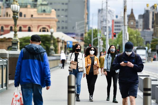 Người dân đeo khẩu trang phòng lây nhiễm COVID-19 tại Melbourne, Victoria, Australia, ngày 19/10/2020. Ảnh: THX/TTXVN