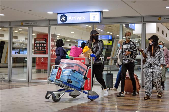 Hành khách đeo khẩu trang phòng lây nhiễm COVID-19 tại sân bay quốc tế OR Tambo, Johannesburg, Nam Phi, ngày 1/10/2020. Ảnh: THX/ TTXVN
